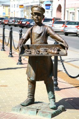 simit çocukla heykel