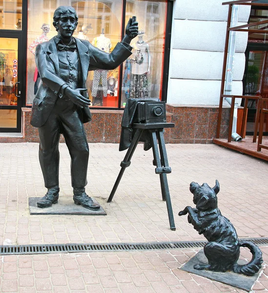 Skulptur Fotograf mit Hund — Stockfoto