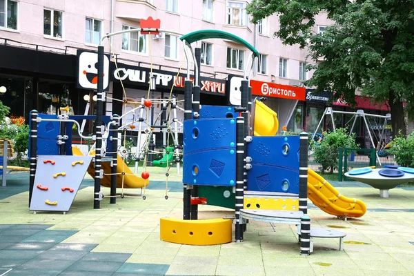 Nowoczesny plac zabaw dla dzieci — Zdjęcie stockowe