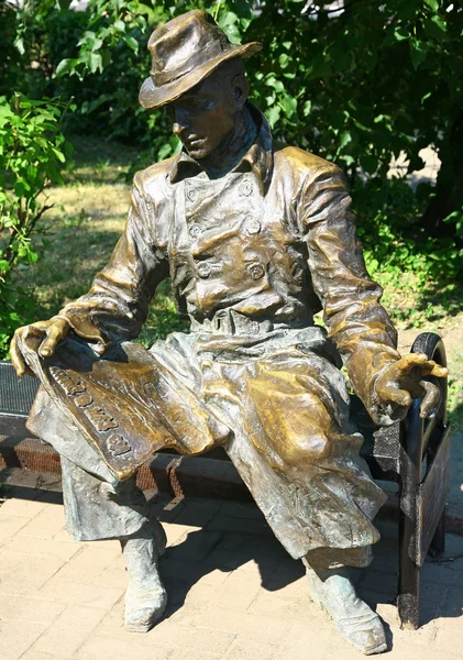 Sculpture Man with newspaper at the main historical Minin square — Stock Photo, Image