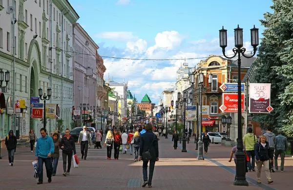 Wieczór latem widok bolshaya Tolstogo street — Zdjęcie stockowe