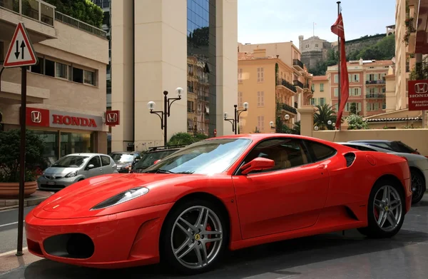 Carro de luxo Ferrari estacionado perto da loja de venda de carro — Fotografia de Stock