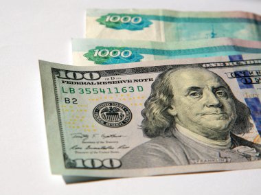 100 dolar faturaları ve Rus ruble