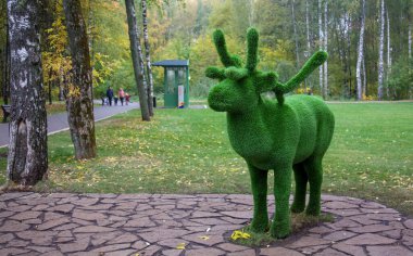 Nizhny Novgorod, Rusya - 01 Ekim 2021: İsviçre 'deki ilk şehir parkındaki bir geyik heykeli. Park uzun zamandır onarıldı, modern ve rahat hale getirildi..