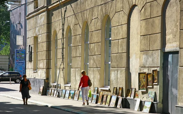 Permanente tentoonstelling en verkoop van schilderijen in Nizjni novgorod — Stockfoto