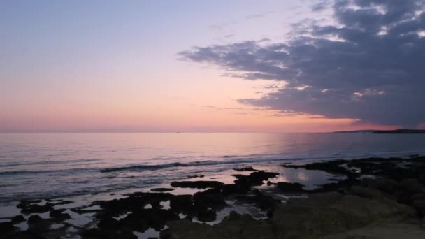 Romántico Reflejo Rosado Del Sol Mar Mediterráneo Playa Ayia Napa — Vídeos de Stock