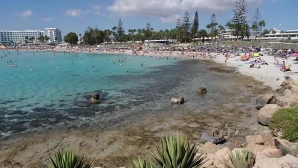 澄んだ水と白い砂で最も美しい日産のビーチAyia Napa キプロス — ストック動画