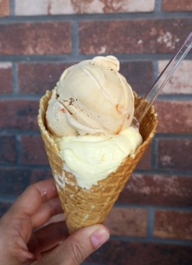 Ayia Napa Kıbrıs 'ta gevrek bir waffle bardağında iki kepçe lezzetli dondurma.