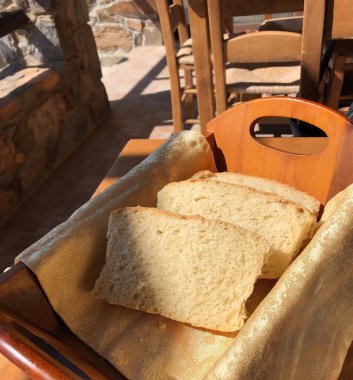 Yunanistan 'ın Girit adasındaki dağların birinde bulunan meyhanelerden birinde ahşap bir kutuda ev yapımı ekmek.