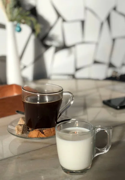 Tazza Vetro Latte Caffè Americano Con Zucchero Scuro Nel Caffè — Foto Stock