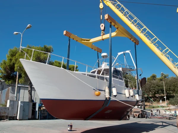 Fischerboot auf Kran — Stockfoto