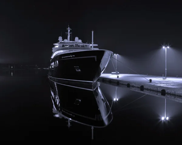 Яхта в гавани — стоковое фото