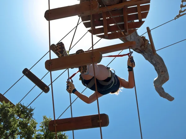 Escalada en parque de aventura —  Fotos de Stock