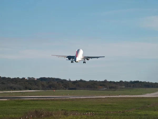 Decolagem do avião — Fotografia de Stock