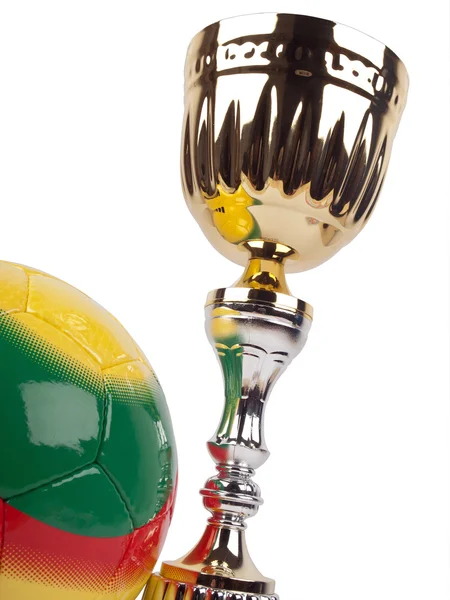 Goldener Pokal und Ball — Stockfoto