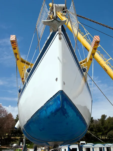 Segelboot auf Kran — Stockfoto