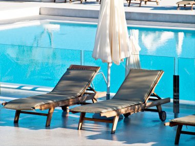 Yüzme Havuzu ve şezlonglar
