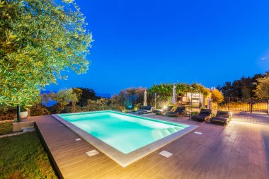 Geceleri yüzme havuzlu tatil evi