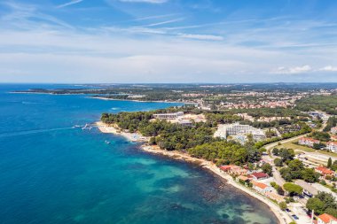 Porec, Istria, Hırvatistan 'da kıyı şeridi ve plajların inanılmaz hava manzarası 