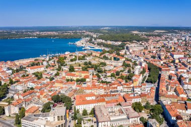 Hırvatistan 'ın Istria kentinde amfitiyatro ve limana sahip Pula' nın hava manzarası