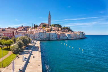 Rovinj 'in çan kulesiyle muhteşem bir dul. Kulenin tepesinde Aziz Euphemia heykeli var. Heykeli St. Euphemia (4.70 m yüksekliğinde) olan çan kulesi, Istria 'nın en uzun, 62 m yüksekliğinde ve tabanı 8.66 m genişliğindedir., 