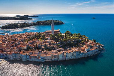 Rovinj 'in inanılmaz bir duluydu. Çan kulesinin tepesinde Aziz Euphemia heykeli var. St. Euphemia heykeli ile çan kulesi (4.70 metre yüksekliğindedir) Istria 'nın en uzun kulesidir. 