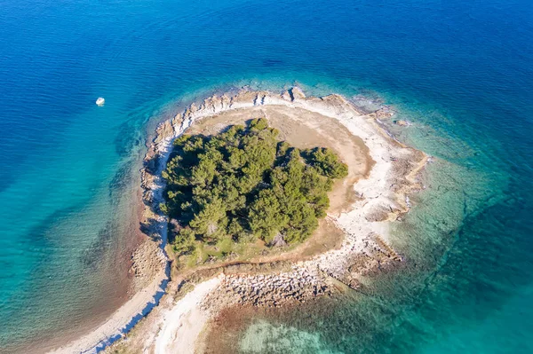 아름다운 절반의 색깔의 섬으로 이루어진 공중에서 아름다운 크로아티아 이트리아 프로만 — 스톡 사진