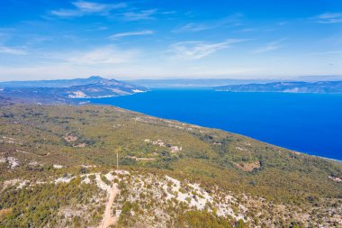 Soldaki Skitaca, sağ taraftaki Cres, Istria, Hırvatistan adasındaki Rabac.