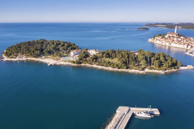 St. Katarina Adası, sağ taraftaki eski Rovinj kenti, hava manzaralı, Istria, Hırvatistan