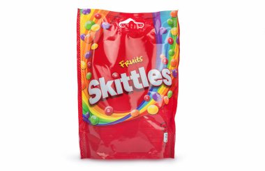 PULA, CROATIA - 20 HAZİRAN 2022: WM tarafından yapılan Skittles şekerlerinin yakın çekimi. Wrigley Jr. Şirketi beyaz arka planda izole edildi