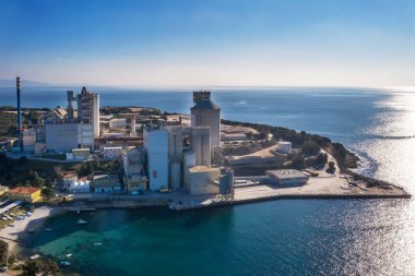 KOROMACNO, CROATIA - 22 Ocak 2022 - Holcim Hırvatistan çimento fabrikası Holcim Grubu 'nun bir parçası, hava manzaralı, Istria, Hırvatistan