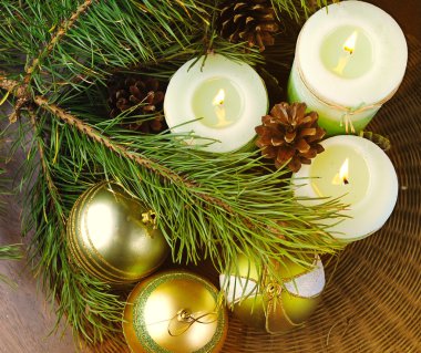 Kırmızı Noel baubles ve ufuk Altın ışık siyah arka plan üzerine mum.