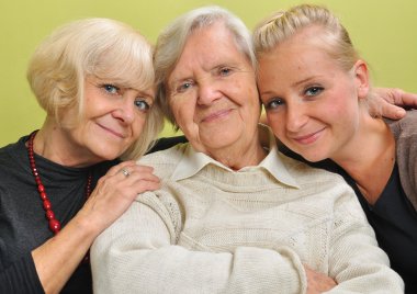 üç kadın - üç kuşak. mutlu ve gülümseyen aile.