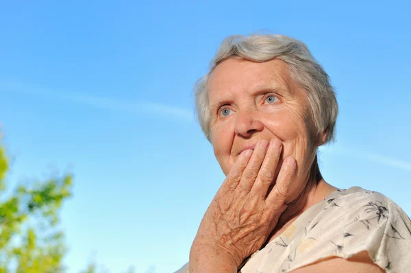 Seniorin - denken, draußen. — Stockfoto