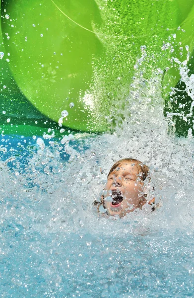 Ragazza felice in acqua. — Foto Stock