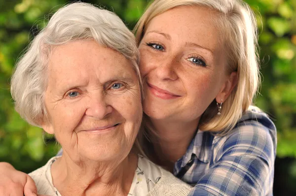 Mormor och barnbarn. — Stockfoto