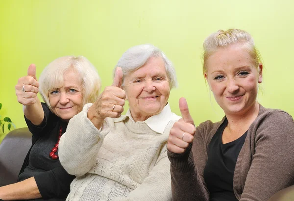 Drei Frauen - drei Generationen. glückliche und lächelnde Familie. — Stockfoto