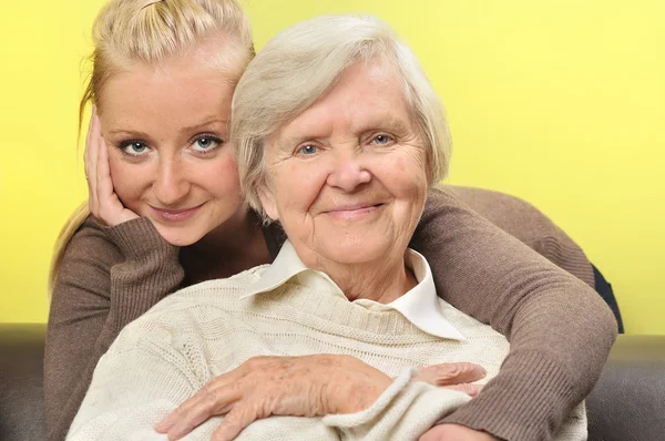 Äldre kvinna med dotterdottern. glad och leende. — Stockfoto