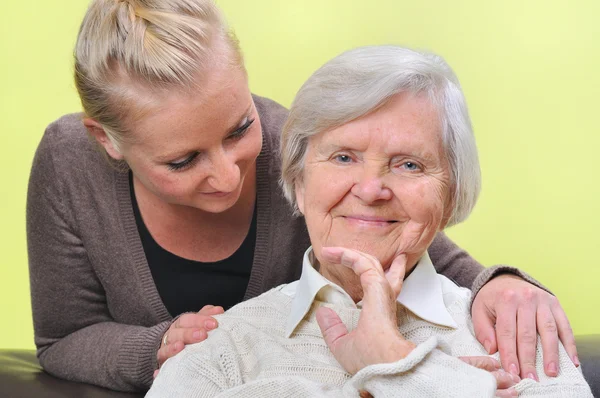 Äldre kvinna med dotterdottern. glad och leende. — Stockfoto