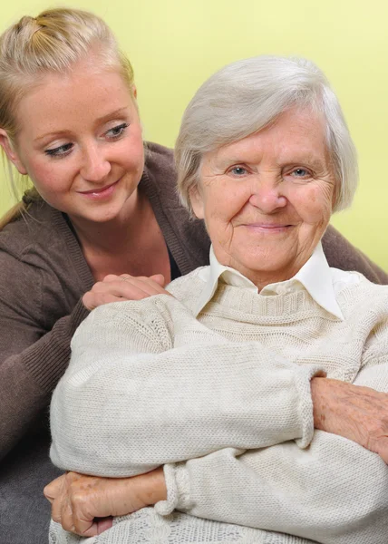 Äldre kvinna med dotterdottern. glad och leende. — Stockfoto