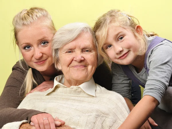 Drei Frauen - drei Generationen. glücklich und lächelnd. — Stockfoto