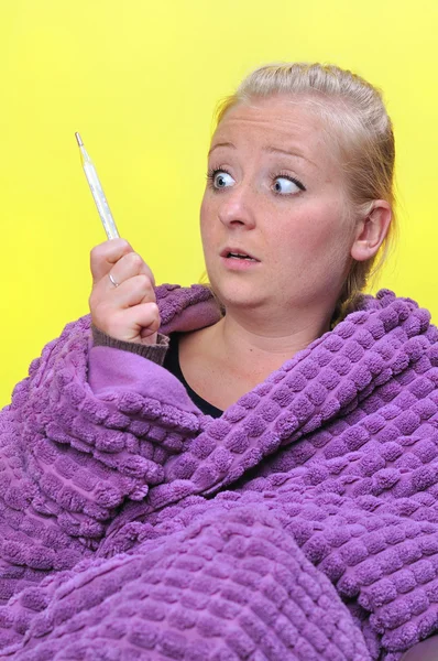 Mujer enferma con fiebre . — Foto de Stock