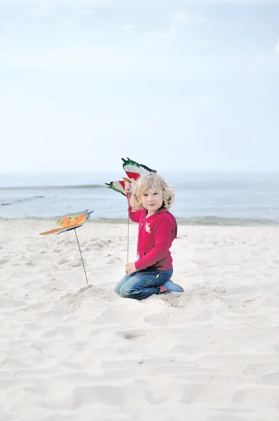 Bambino sulla spiaggia. — Foto Stock
