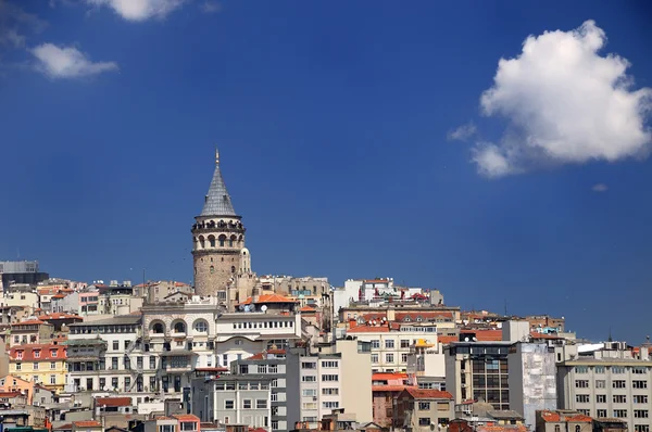 Beyoglu district en de galata toren in Istanboel, Turkije — Stockfoto