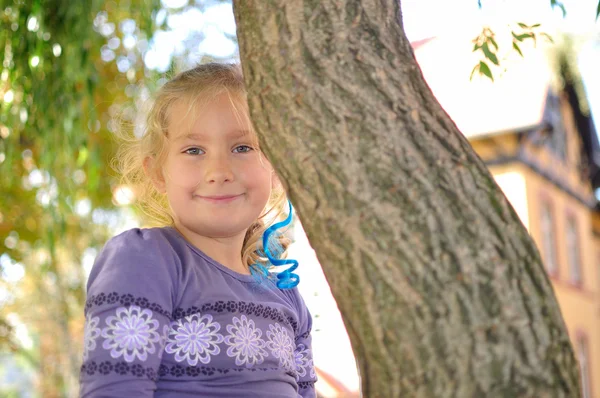 Kleines Mädchen spielt im Herbstpark, glückliches Kind. — Stockfoto