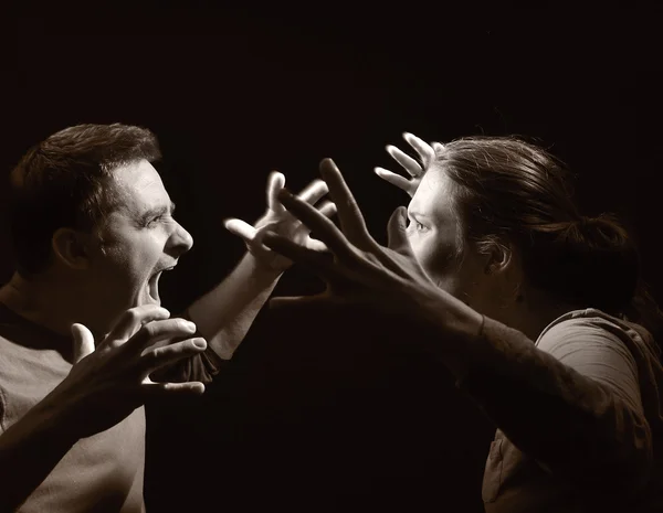 Man en vrouw schreeuwen bij elkaar. huwelijk voordat de echtscheiding — Stockfoto