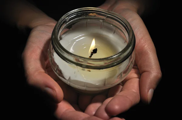 Svíčky v rukou. — Stock fotografie