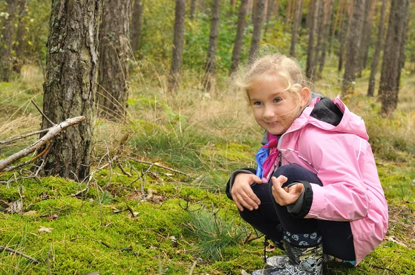 Niño en el bosque. Tiempo de otoño . — Foto de Stock