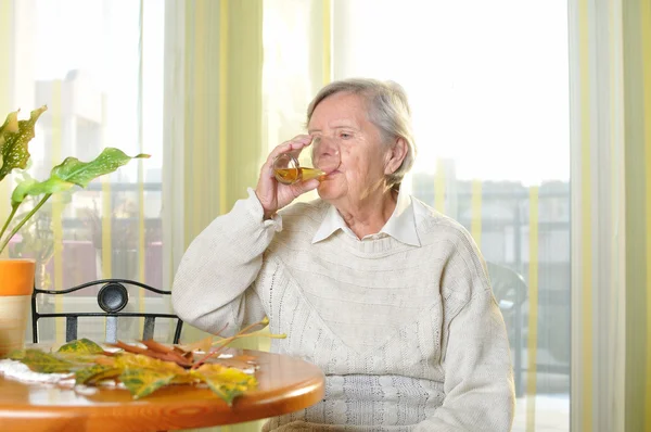 Senior mulher beber suco em seu quarto . — Fotografia de Stock