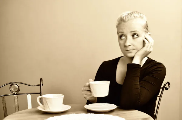 Одинокая женщина в кафе . — стоковое фото